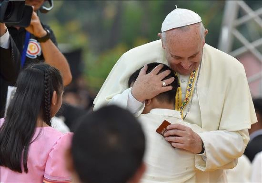 El papa cree que "al mundo le falta llorar" para ver algunas realidades de la vida