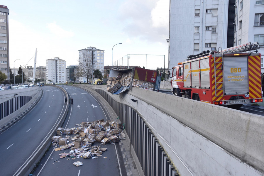 Un camión vuelca y se queda colgado en el viaducto de San Cristóbal
