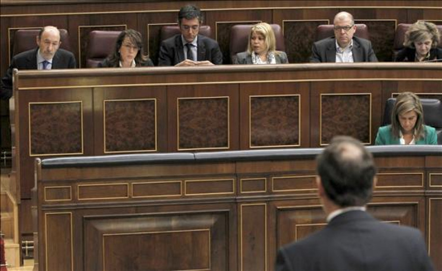 Rajoy muestra a Rubalcaba su disposición al diálogo en cuanto lo desee