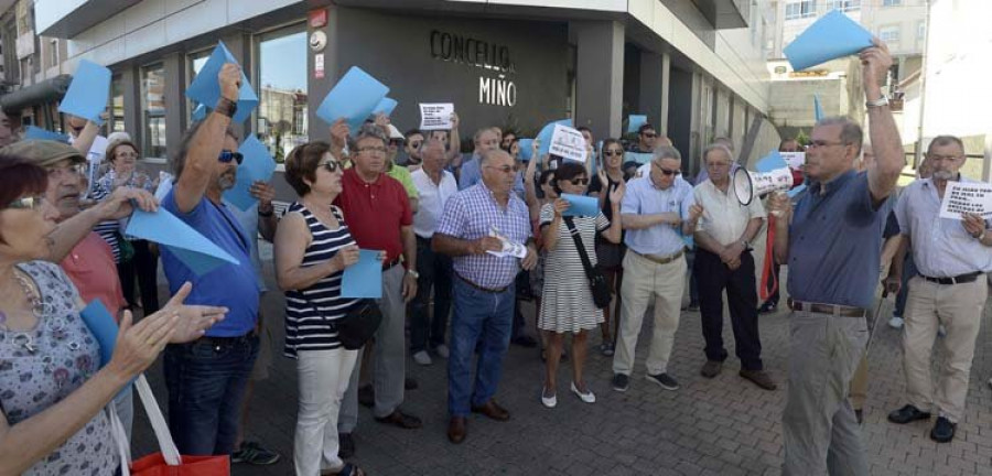 Unos cincuenta vecinos exigen dimisiones en Miño por la pérdida de las banderas azules