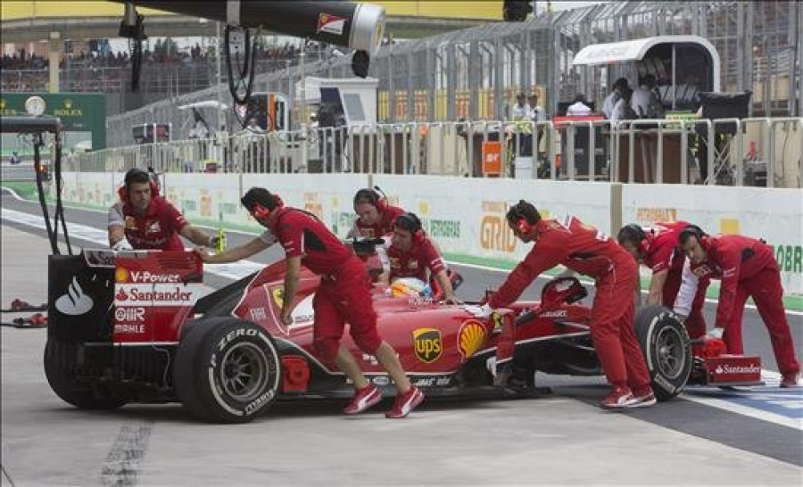 Alonso quemó el motor de su Ferrari y acabó antes de tiempo el segundo ensayo