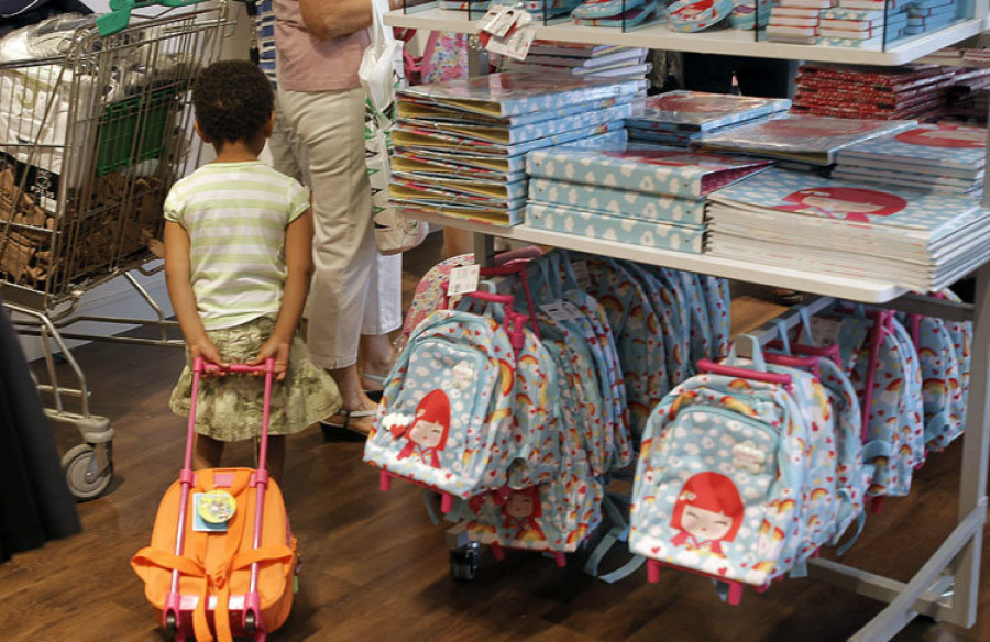 Más de 200 familias se inscriben en la campaña de Cáritas Coruña para facilitar material escolar