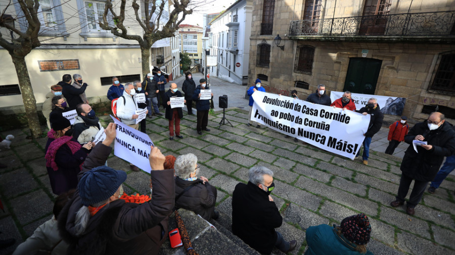 Una protesta de los vecinos de la Ciudad Vieja se apropia  de forma simbólica de la Casa Cornide