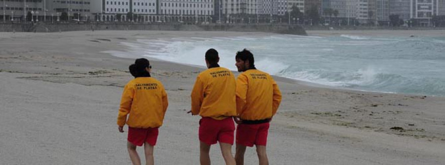 Los socorristas aprovechan la lluvia para instalarse en la playa con calma