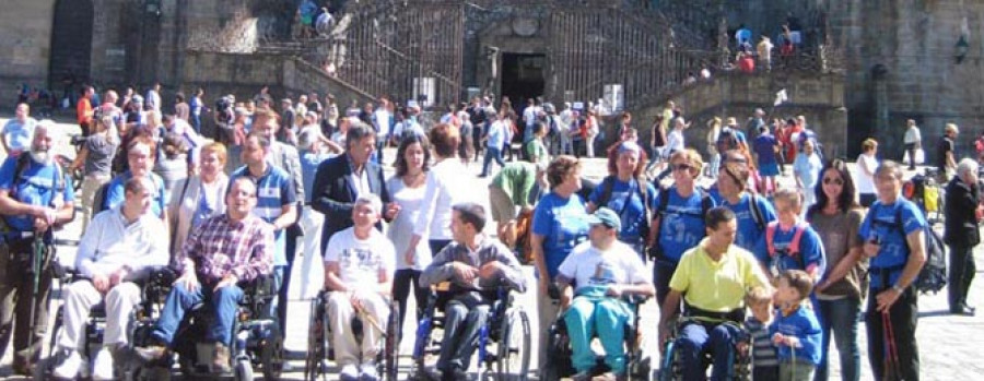 Aspace recibe a un grupo de peregrinos en Santiago