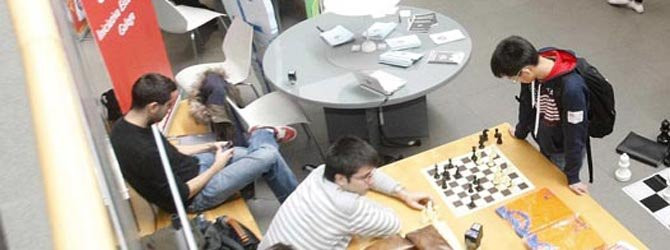 La séptima feria de asociaciones de estudiantes reúne a cientos de visitantes