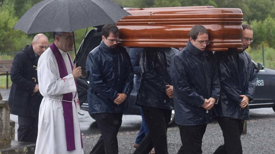 Despedida al exalcalde López Menéndez en el cementerio de San Julián de Serantes