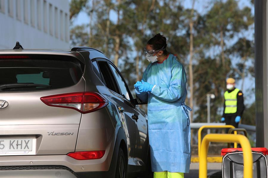 Sergas realiza en Vigo pruebas a posibles infectados desde sus coches y estudia extenderlas a otras áreas