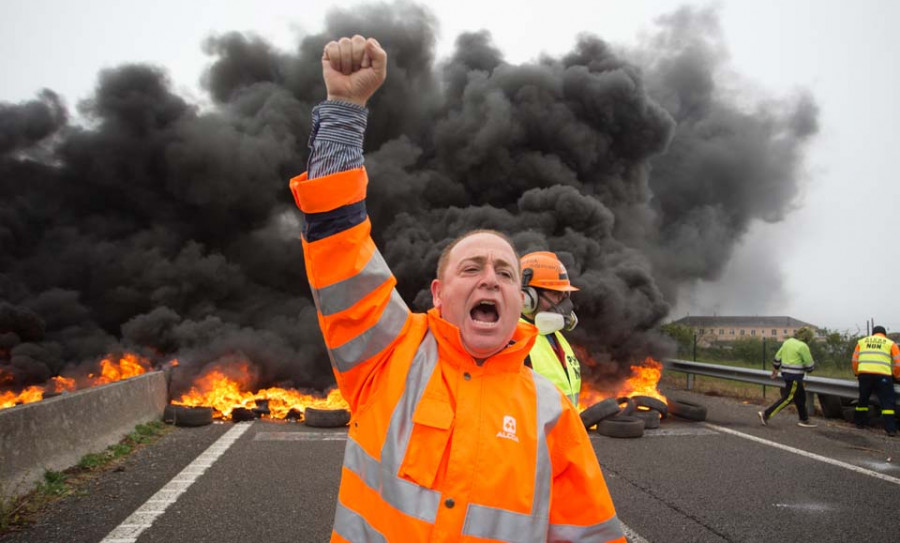 Empleados de Alcoa cortan la A-8 en protesta por los 500 despidos