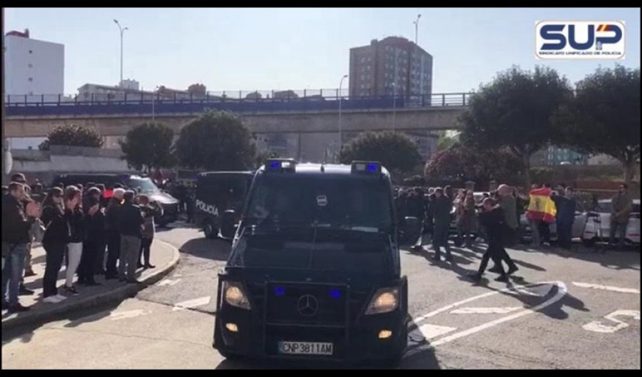 Vítores en A Coruña para los agentes gallegos desplazados a Cataluña