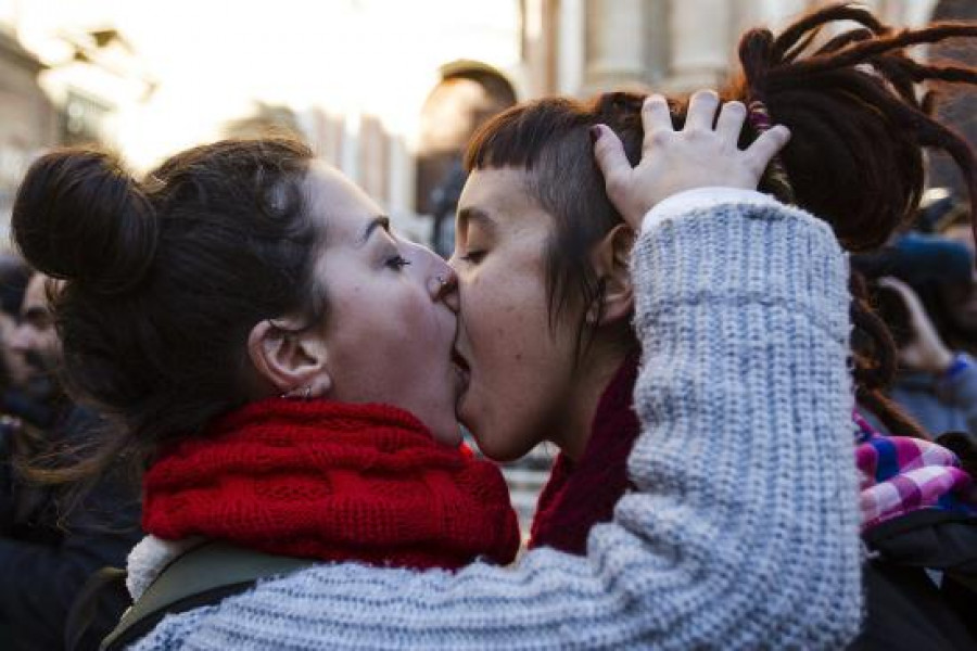 Lesbianas y gais se besan en rechazo a las palabras del cardenal Sebastián