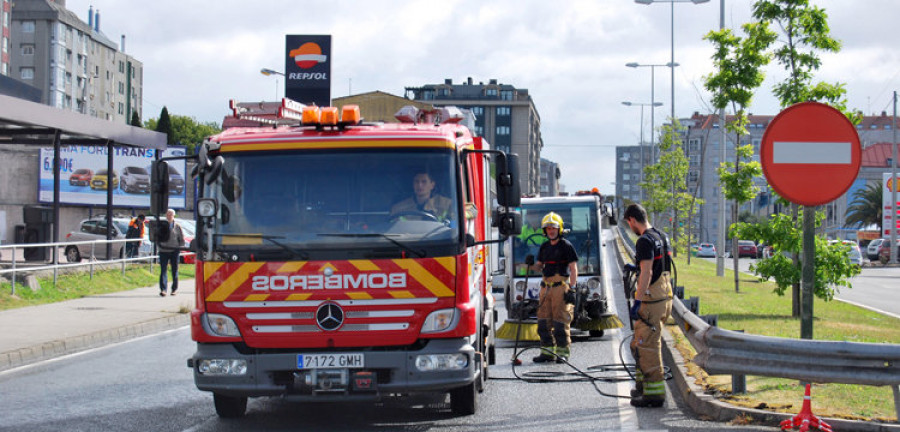 Colisionan once vehículos por el derrame de una barredora municipal