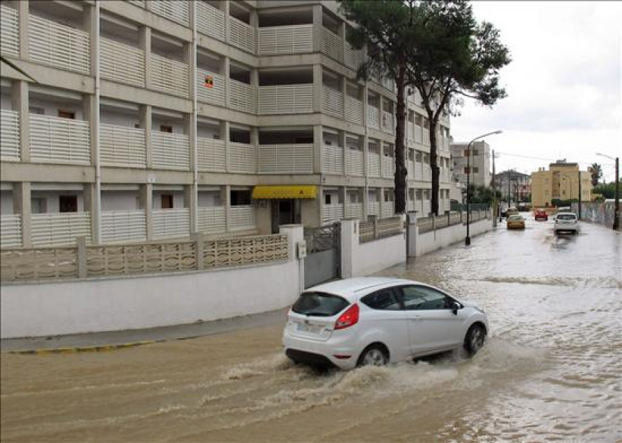 Un fuerte aguacero en Cataluña obliga a los Bomberos a efectuar una veintena de servicios