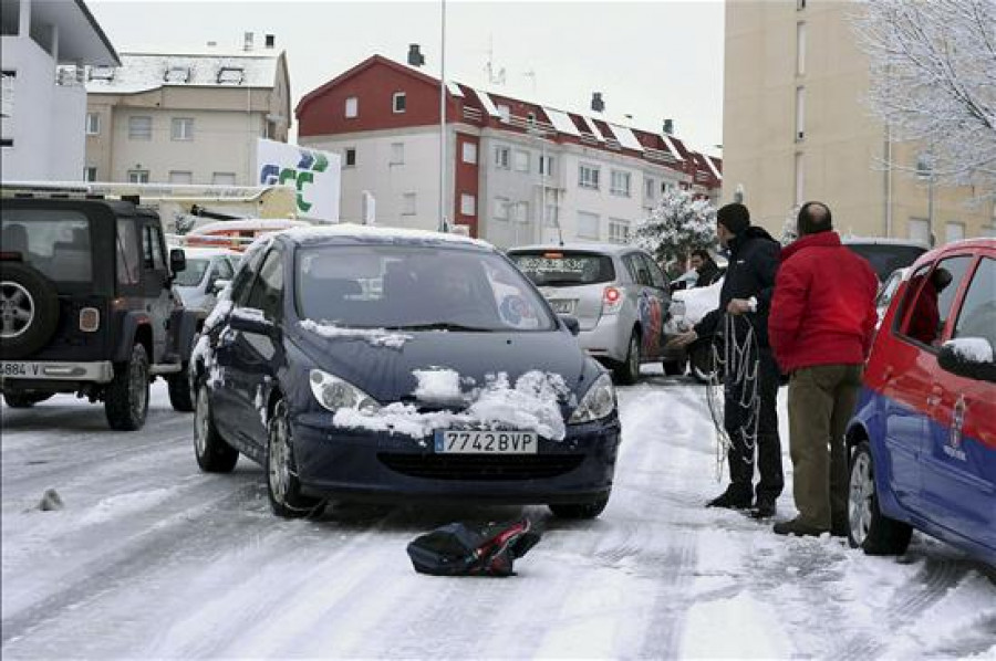 La nieve obliga a cerrar O Poio y a restringir el paso de camiones en la A-6