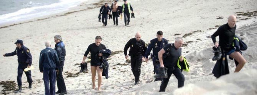 Un grupo de policías rescata a un octogenario en la playa de Riazor