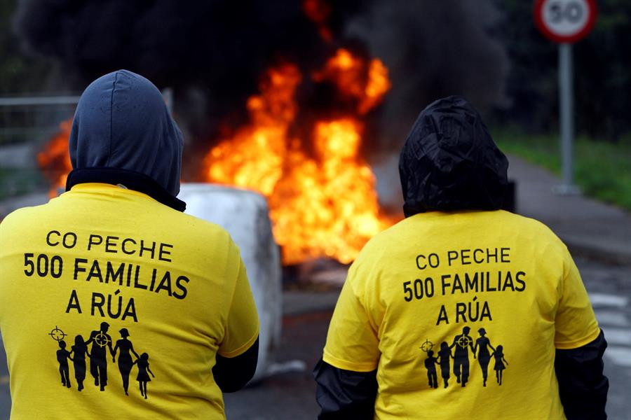 Barricadas y cortes de carreteras en el inicio de la huelga de 48 horas en Siemens Gamesa de As Somozas