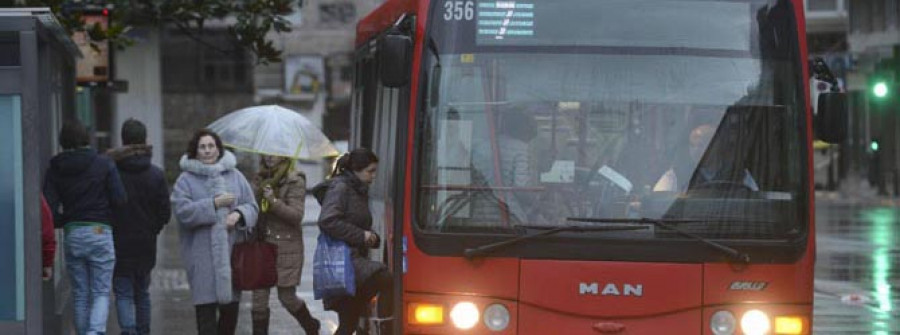 Los coruñeses ven excesiva la subida de la tarifa del bus urbano