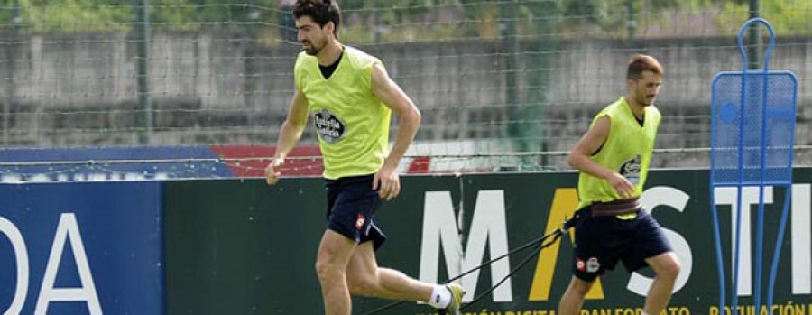 Insua vuelve a trabajar con el grupo, aunque  con un vendaje