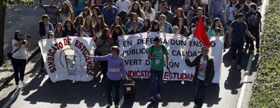 Más de un millar de estudiantes exige la retirada de la reforma educativa