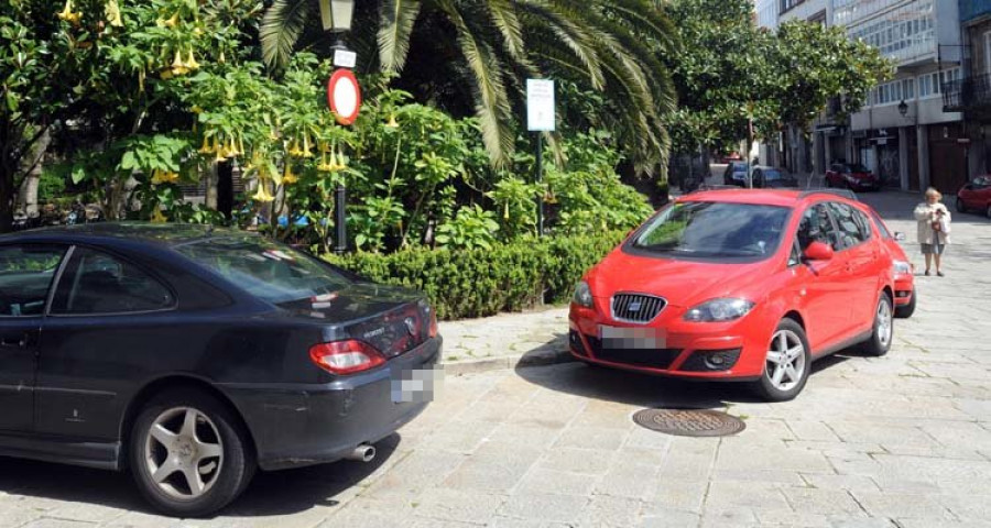 La circulación y el estacionamiento en la Ciudad Vieja están fuera de control