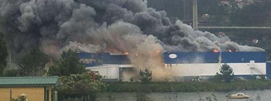 Un espectacular incendio en una nave de Moaña llena de humo la ría de Vigo