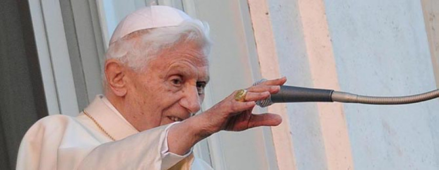 Benedicto XVI entrega el anillo  del Pescador para que sea destruido