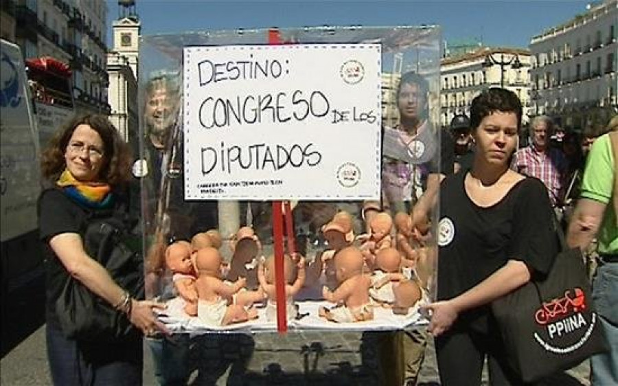 El PSOE pide aumentar el permiso de paternidad y dar un subsidio a todas las madres