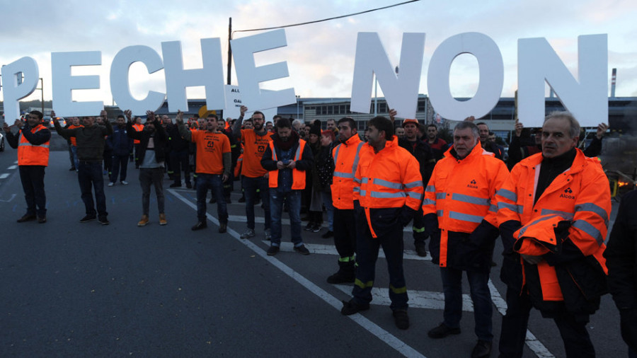 Los trabajadores de Alcoa asumen que el ERE acabará en los tribunales