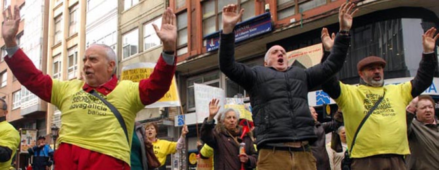 Los afectados  por las preferentes cortan el tráfico de  San Andrés en una nueva protesta