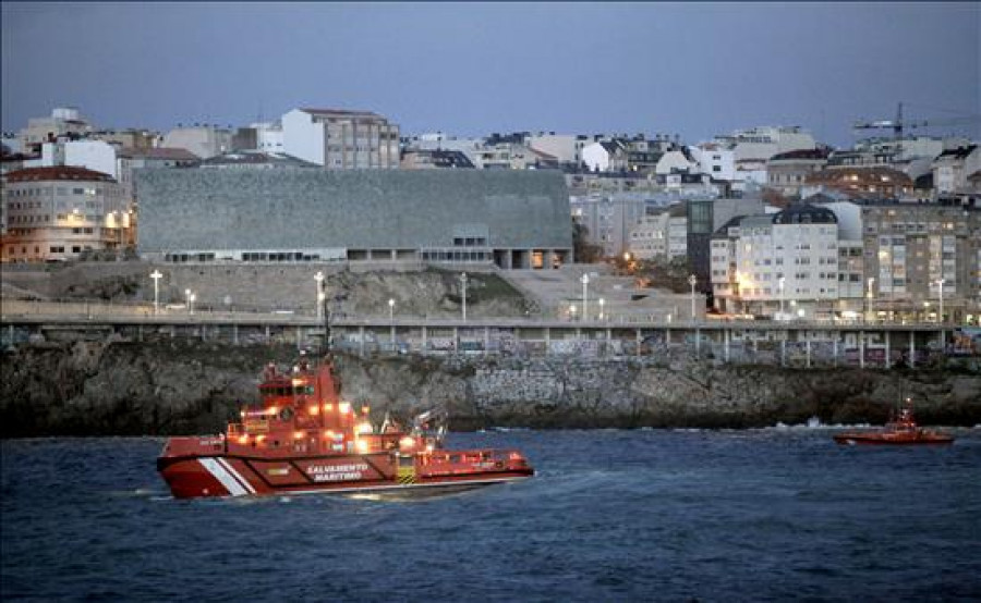 Salvamento asiste a un velero francés con problemas a 12 millas de A Coruña