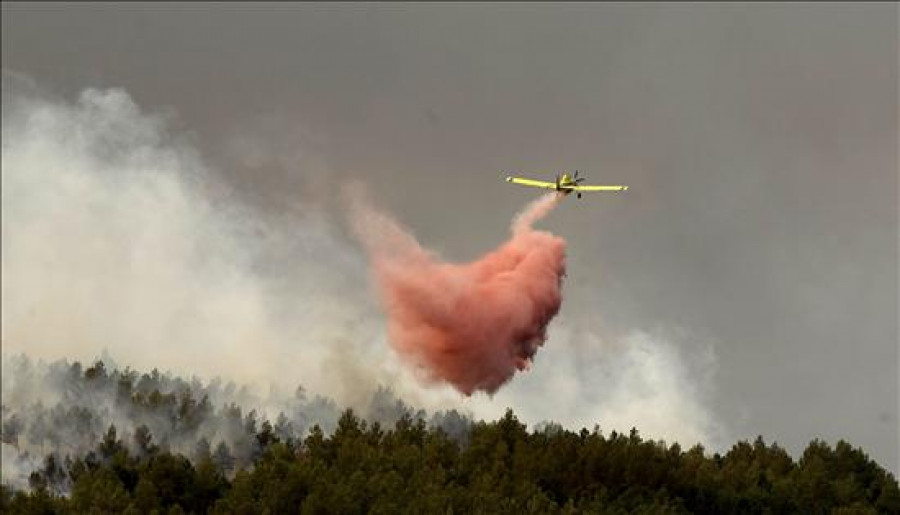 Los incendios de Valencia continúan activos y 14 carreteras siguen cortadas