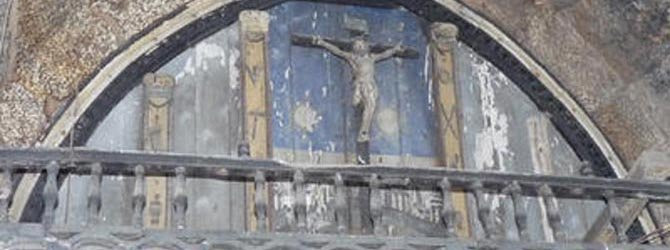 BETANZOS-Una experta en restauración de arte recupera el retablo de la puerta del Cristo de A Ribeira