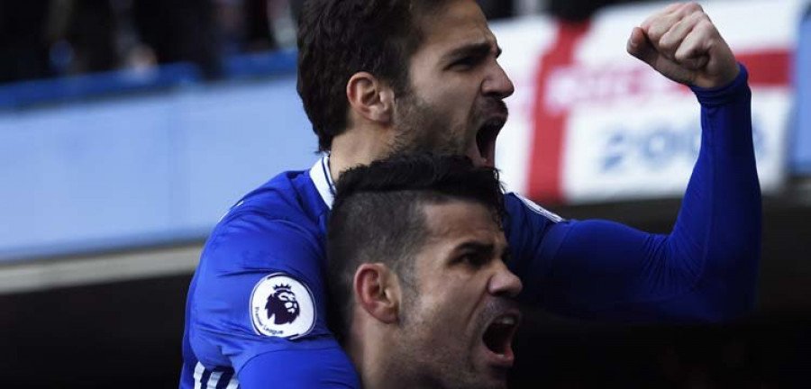 Diego Costa mantiene líder al Chelsea; el United gana