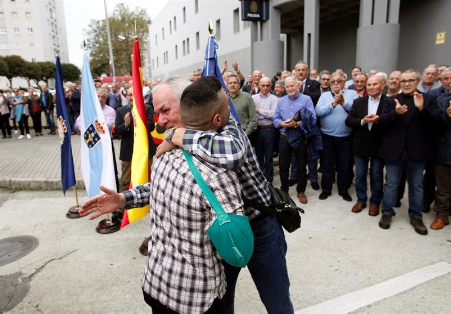 Reciben entre aplausos en A Coruña a uno de los policías heridos en Barcelona