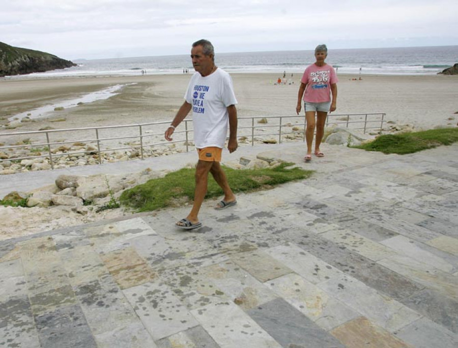 Arteixo multará hasta con 1.500 euros el consumo de alcohol en grupo en la playa