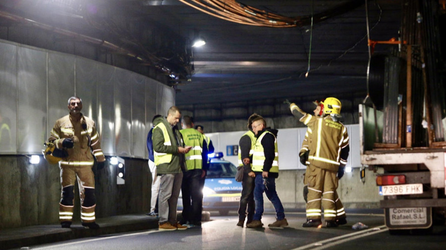 Un camión atascado obliga a cortar el túnel de La Marina durante ocho horas