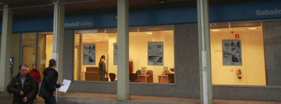 Atraca una sucursal bancaria en Mesoiro y se le cae el dinero al escaparse a la carrera