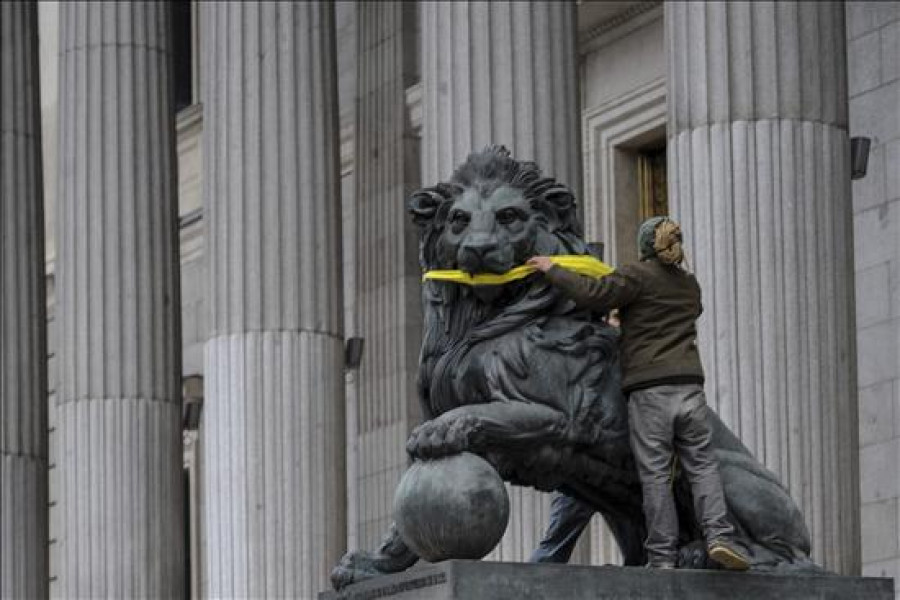 Greenpeace "amordaza" a cien estatuas contra la ley de seguridad ciudadana