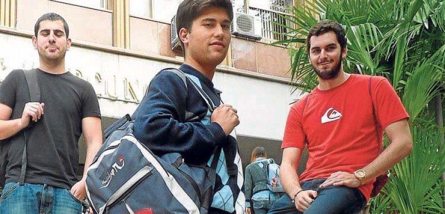 Aumentan los universitarios españoles que encuentran trabajo, pero se alejan de la media europea