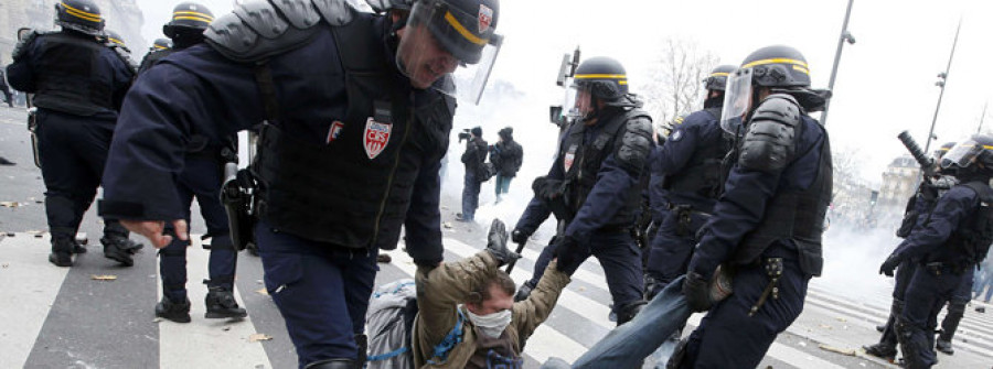 La Policía de París dispersa con gases lacrimógenos una marcha de activistas medioambientales