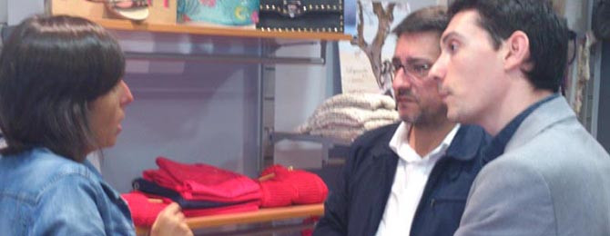 Una docena de comercios de Sada aprenden a atraer clientes con técnicas de escaparatismo
