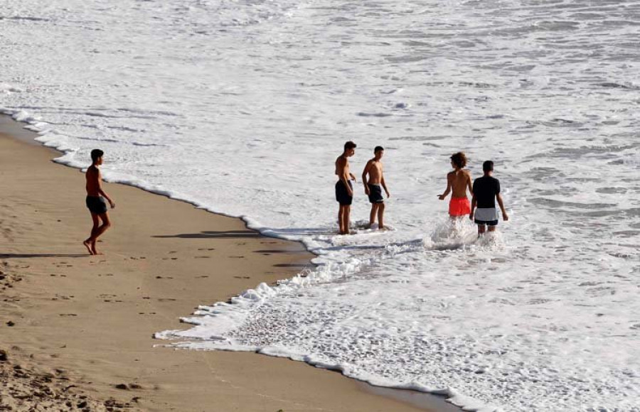 Los ayuntamientos afrontan el primer fin de semana de la fase 2 incrementando la vigilancia en las playas