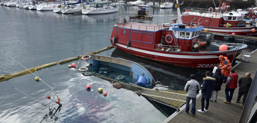 El pesquero “Ana Geli” de la cofradía de Mera se hunde  en el pantalán  de La Marina