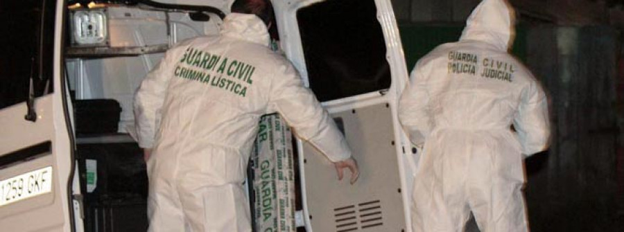 Los expertos inspeccionan siete coches de los sospechosos del crimen de Xermade
