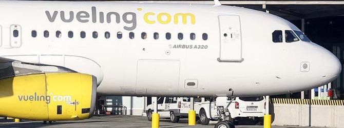 Vueling se disculpa con el Ayuntamiento de A Coruña por el retraso a Alvedro