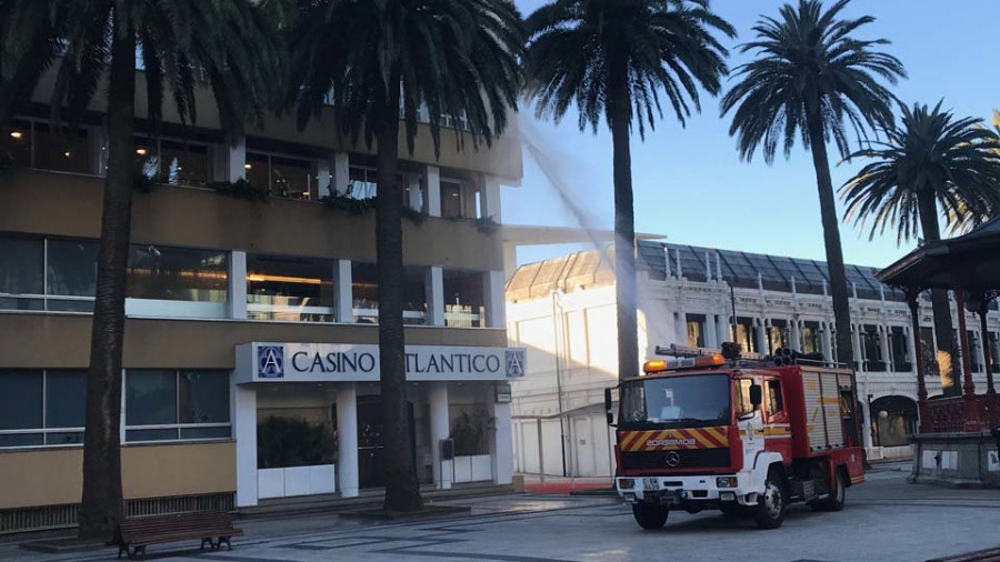 Una colilla provoca un incendio  en una palmera de Méndez Núñez