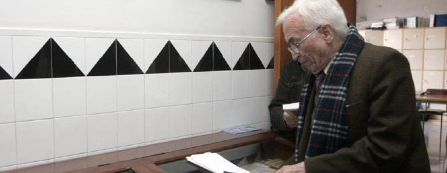 La biblioteca de Carral acoge una muestra sobre  el escritor Xosé Neira Vilas