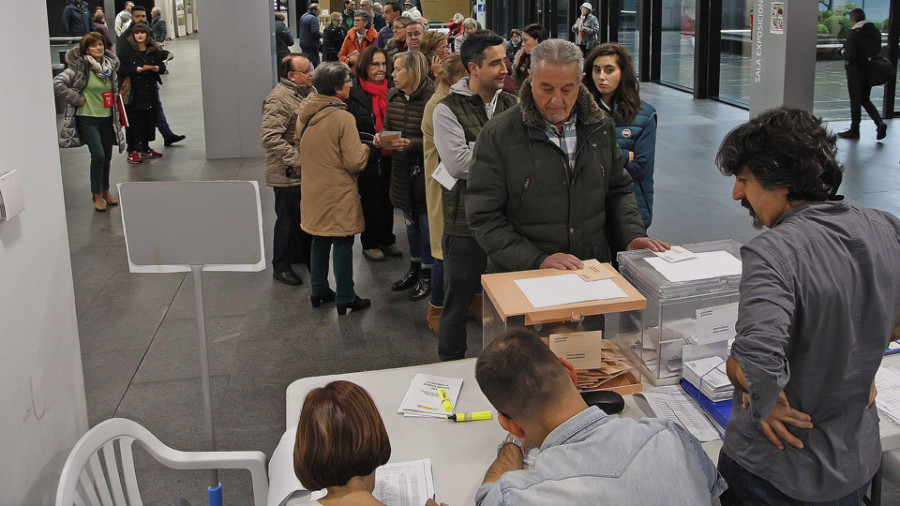 A Coruña reitera su confianza en el PSOE y  el PP recupera aliento