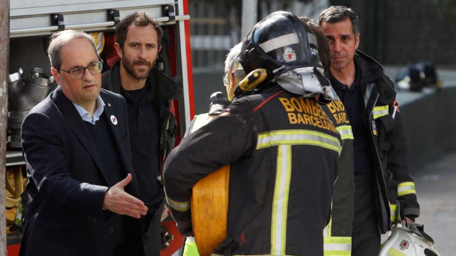Dos muertos tras arder un edificio de once plantas en Barcelona