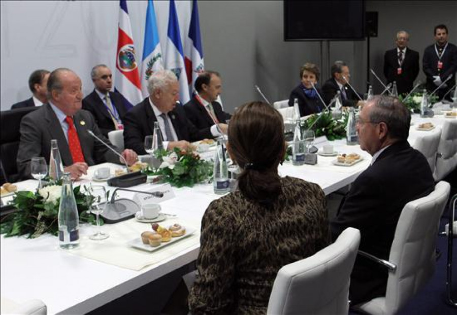 El rey y Rajoy retoman la cumbre en reunión con los líderes centroamericanos
